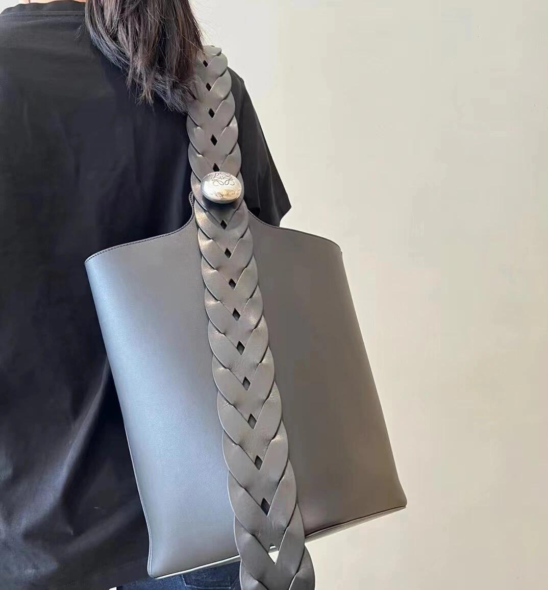 로에베 페블 버킷 백 미디움