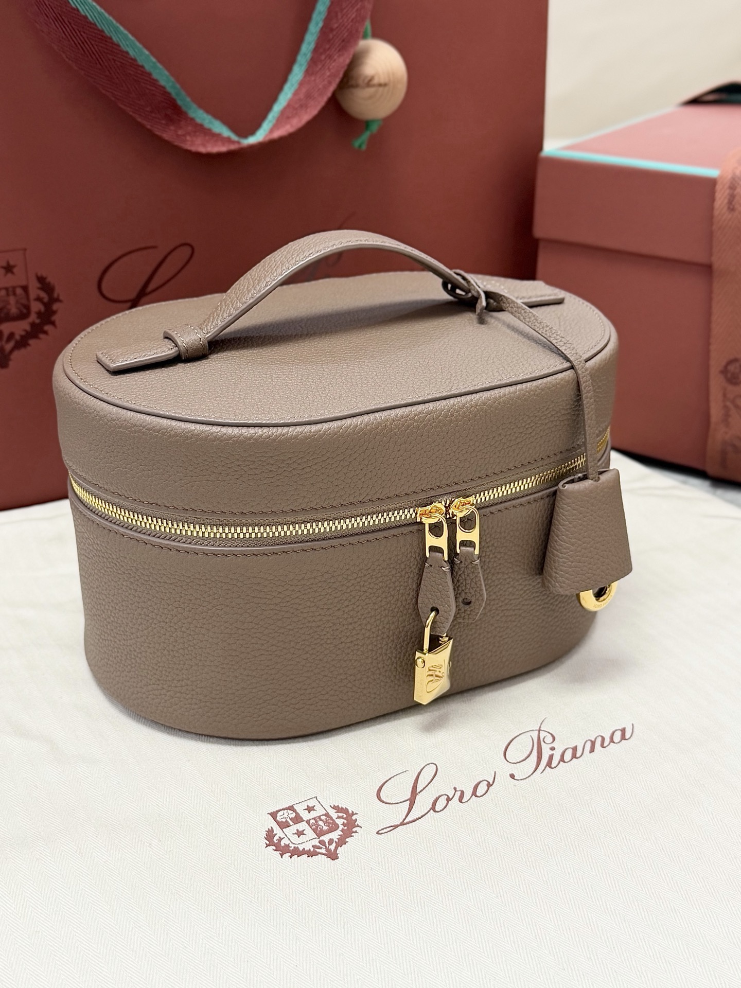 로로피아나 엑스트라 베니티 케이스